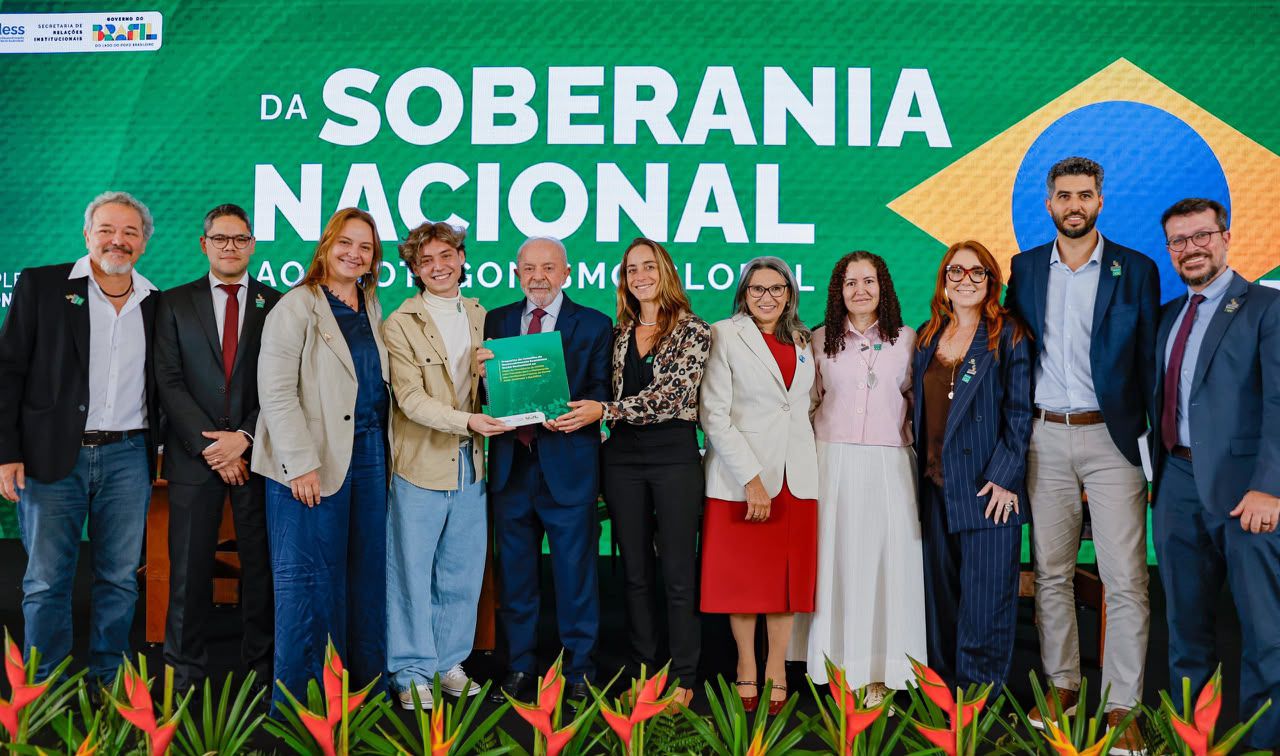 Jovem extrativista leva demandas históricas dos territórios tradicionais em fala ao Presidente Lula